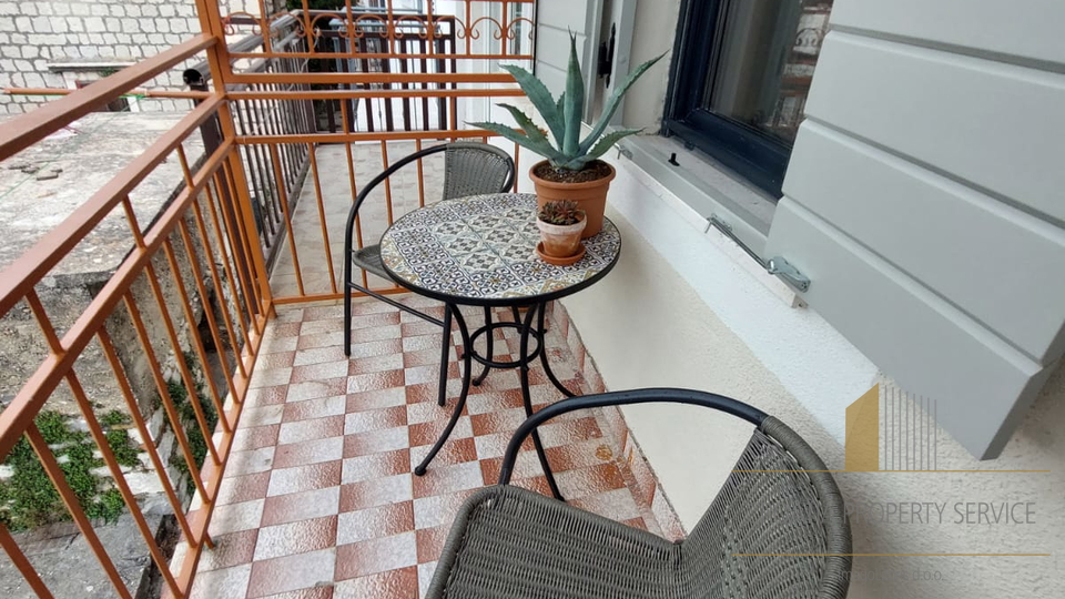 Wunderschönes Haus 70 m vom Meer entfernt, Haus im Herzen von Kaštel Novi!