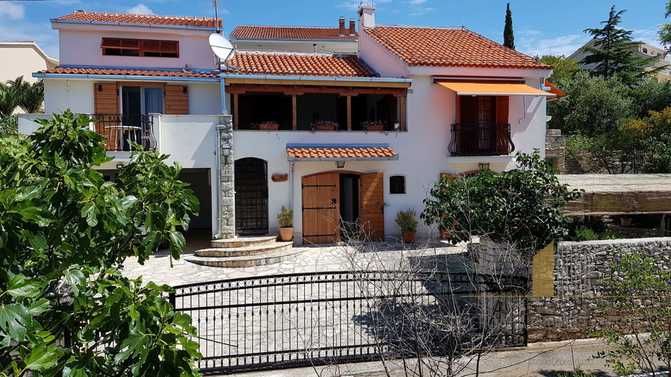 Bellissima villa mediterranea con tre appartamenti a 60 m dal mare nei dintorni di Trogir!