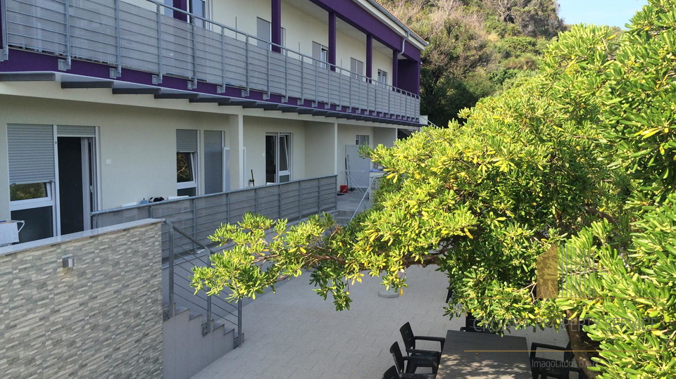Splendida casa con 11 appartamenti in prima fila sul mare sull'isola di Rab!