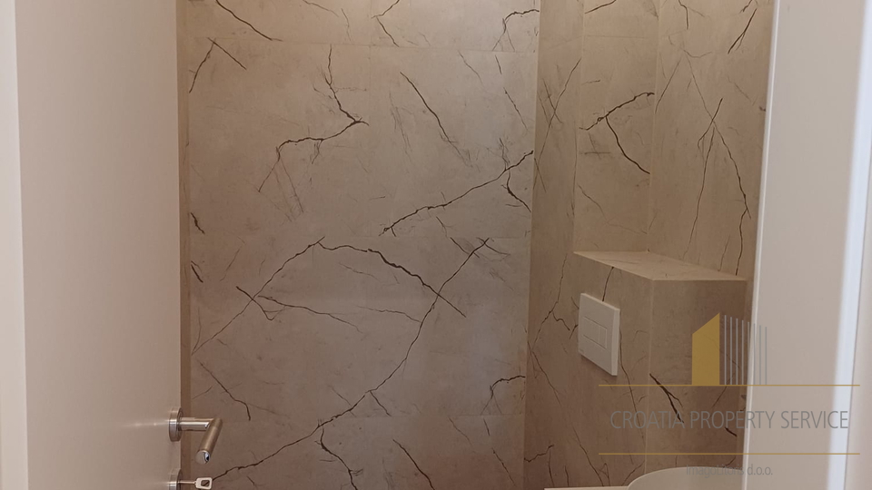 Luxuriöse Wohnung im Neubau – 100 Meter vom Strand entfernt, Marina bei Trogir!