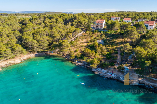 House with high tourist potential in a quiet bay, Milna – Brač island!