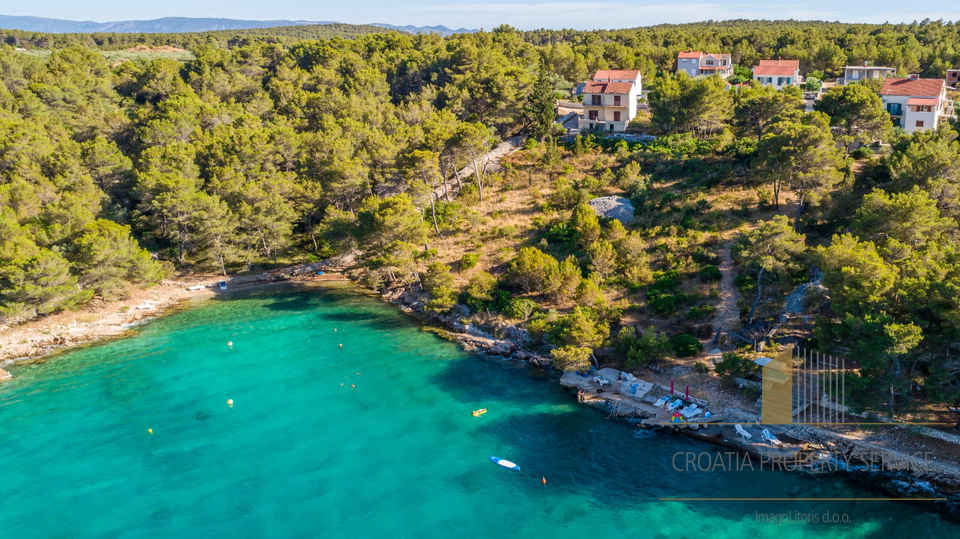 House with high tourist potential in a quiet bay, Milna – Brač island!