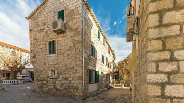 Charming renovated stone house 20 meters from the sea near Split!