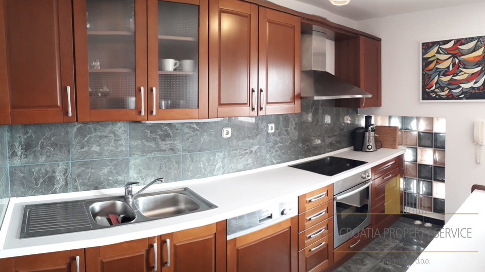 Exclusive apartment 100 meters from the beach – prime location with sea view – Split!