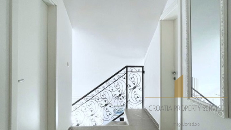 Beautiful three-room duplex apartment with a sea view – Šolta, Stomorska!