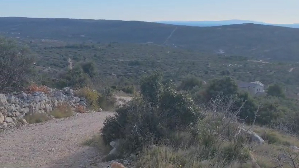 Atraktivno poljoprivredno  zemlji&scaron;te s otvorenim pogledom na more  - Rogoznica&excl;