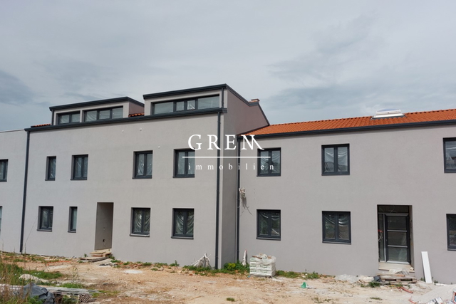 Apartment on the ground floor with garden and sea view