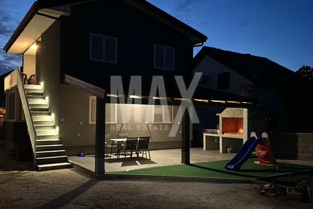 Privlaka-kuća sa dva stana i bazenom,usljiva odmah