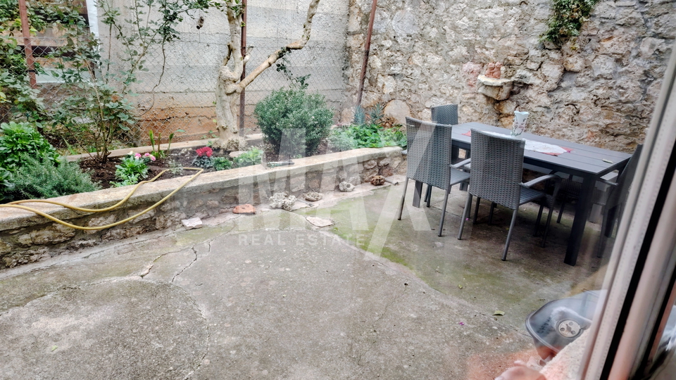 Veli I&zcaron;&comma;trosoban stan u prizemlju-Prilika