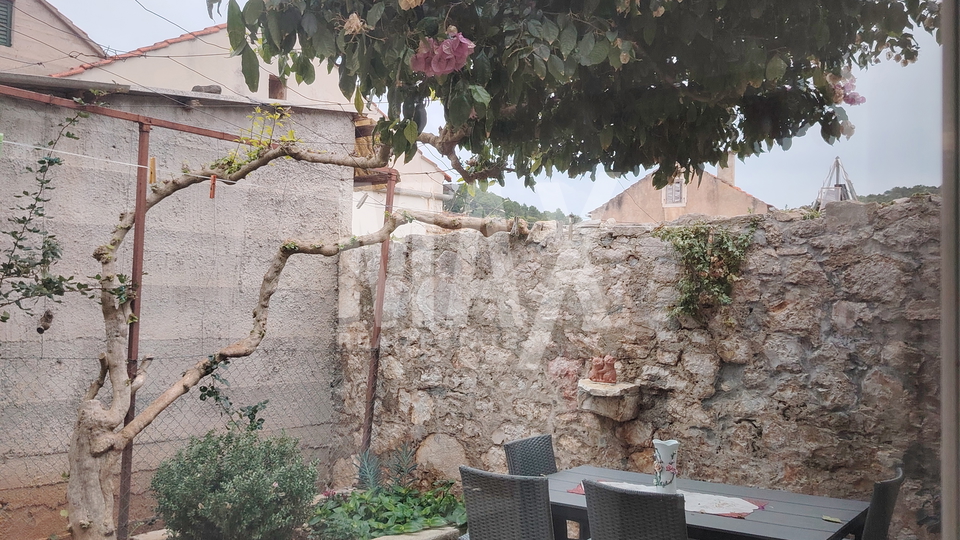 Veli I&zcaron;&comma;trosoban stan u prizemlju-Prilika