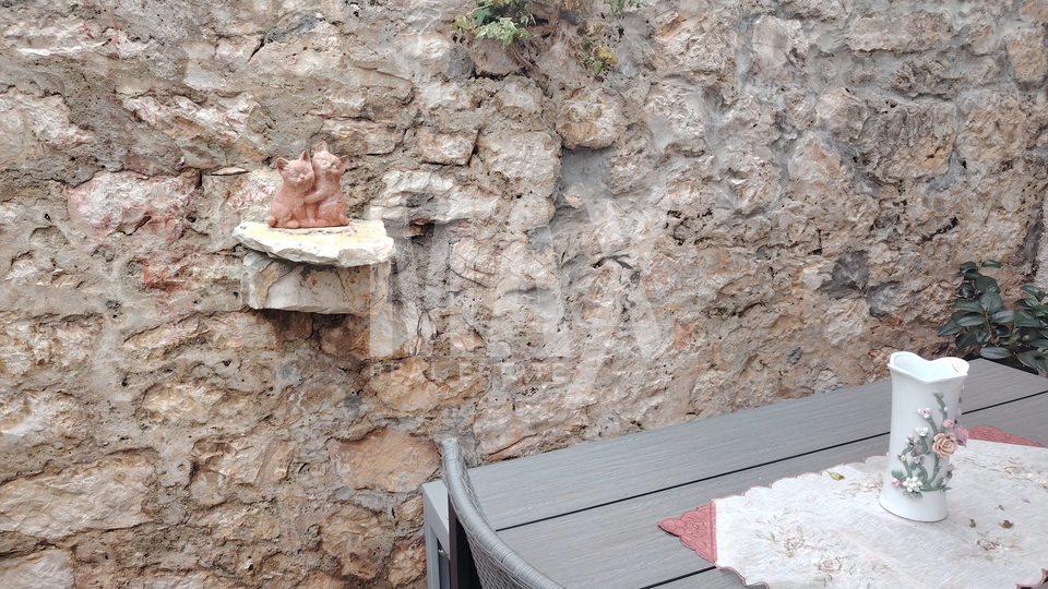 Veli I&zcaron;&comma;trosoban stan u prizemlju-Prilika