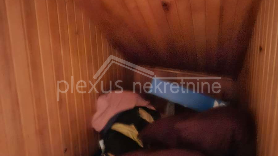 Prodajemo  dvosoban stan &lpar;56M2&rpar; u kamenoj ku&cacute;i  u centru grada na prvom katu sa pripadaju&cacute;om garsonijerom  &lpar;10m2&rpar; isklju&ccaron;ivo za stanovanje ili godi&scaron;nji najam