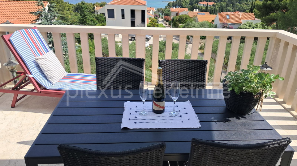 KUĆA S POGLEDOM NA MORE. TRI APARTMANA I PARKINGOM PRODAJE SE !