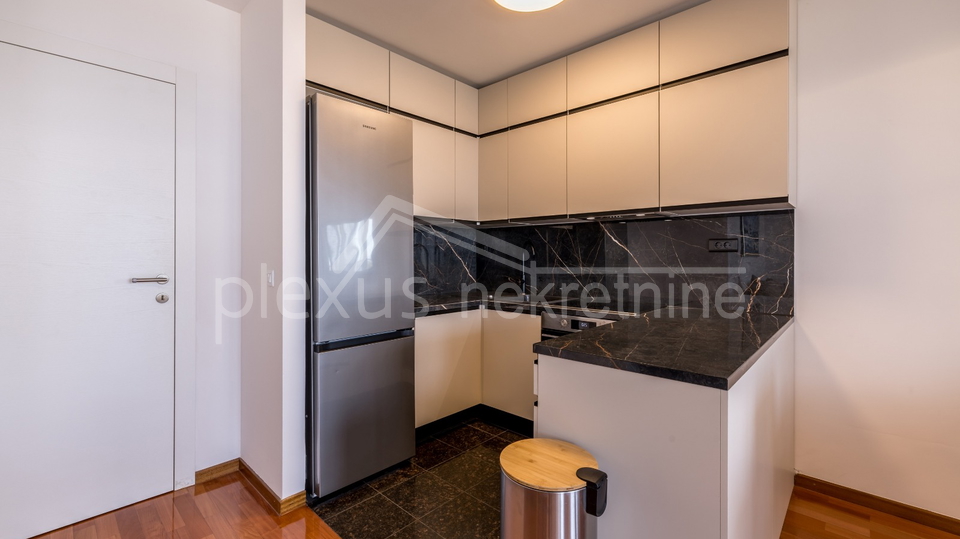 Prvi red do mora s prekrasnim pogledom i zatvorenom garažom