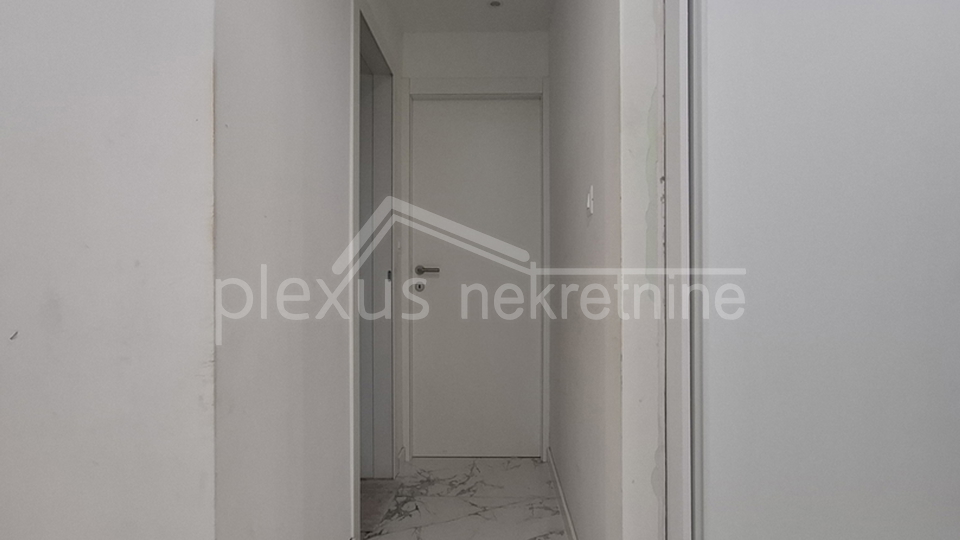 Three-bedroom apartment with parking space: Split, Mertojak, 96 m2