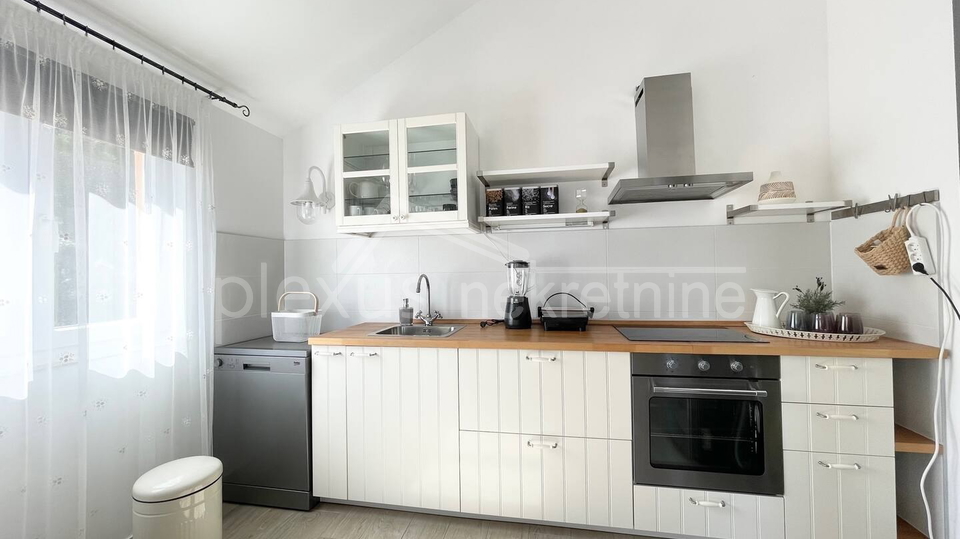 &Scaron;olta&comma; Stomorska&colon; Trosoban stan - apartman s parkingom