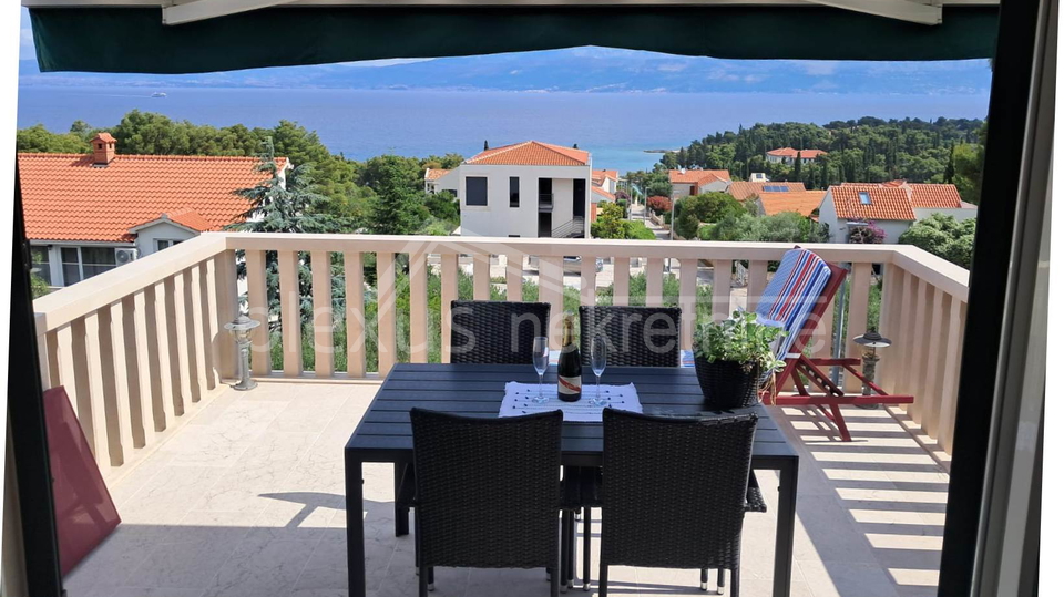 KUĆA S POGLEDOM NA MORE. TRI APARTMANA I PARKINGOM PRODAJE SE !