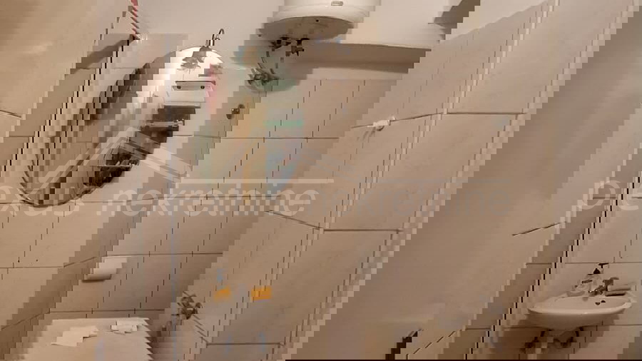 Prodajemo  dvosoban stan &lpar;56M2&rpar; u kamenoj ku&cacute;i  u centru grada na prvom katu sa pripadaju&cacute;om garsonijerom  &lpar;10m2&rpar; isklju&ccaron;ivo za stanovanje ili godi&scaron;nji najam