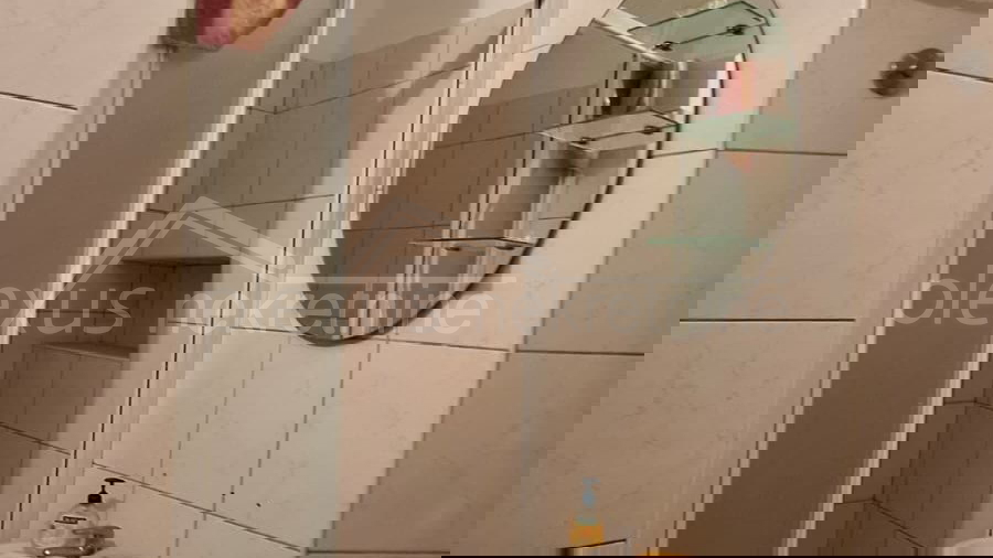 Prodajemo  dvosoban stan &lpar;56M2&rpar; u kamenoj ku&cacute;i  u centru grada na prvom katu sa pripadaju&cacute;om garsonijerom  &lpar;10m2&rpar; isklju&ccaron;ivo za stanovanje ili godi&scaron;nji najam