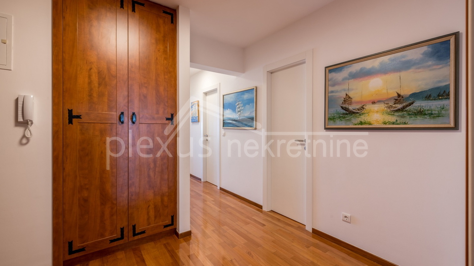 Prvi red do mora s prekrasnim pogledom i zatvorenom garažom