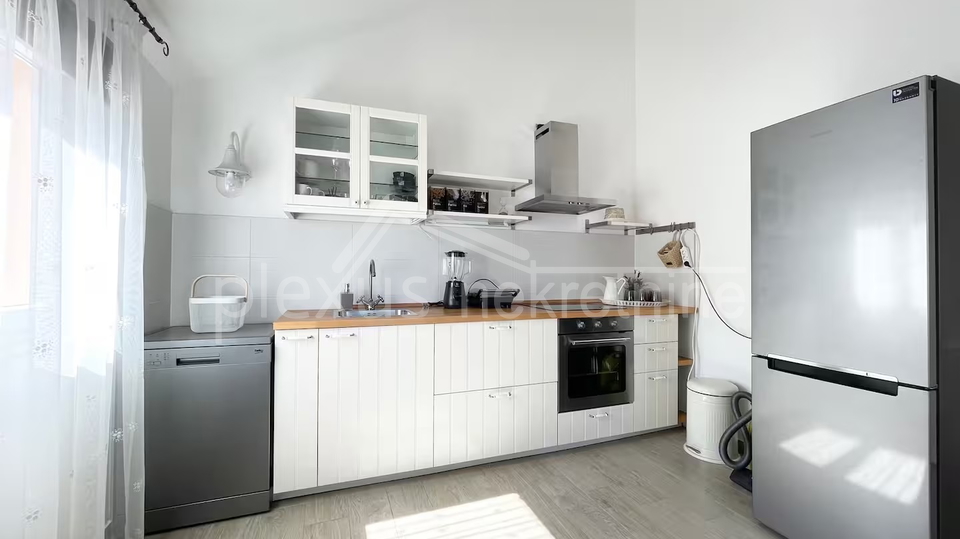 &Scaron;olta&comma; Stomorska&colon; Trosoban stan - apartman s parkingom