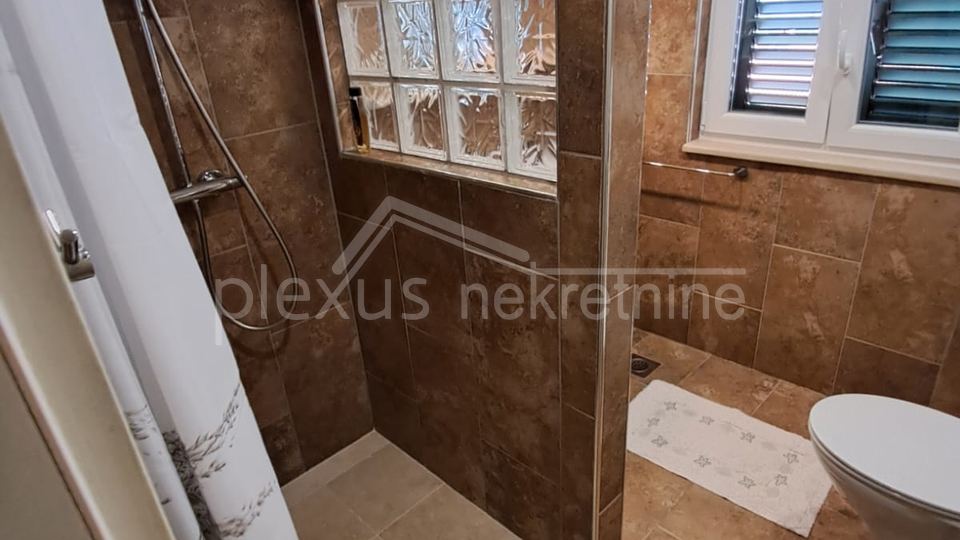 KUĆA S POGLEDOM NA MORE. TRI APARTMANA I PARKINGOM PRODAJE SE !