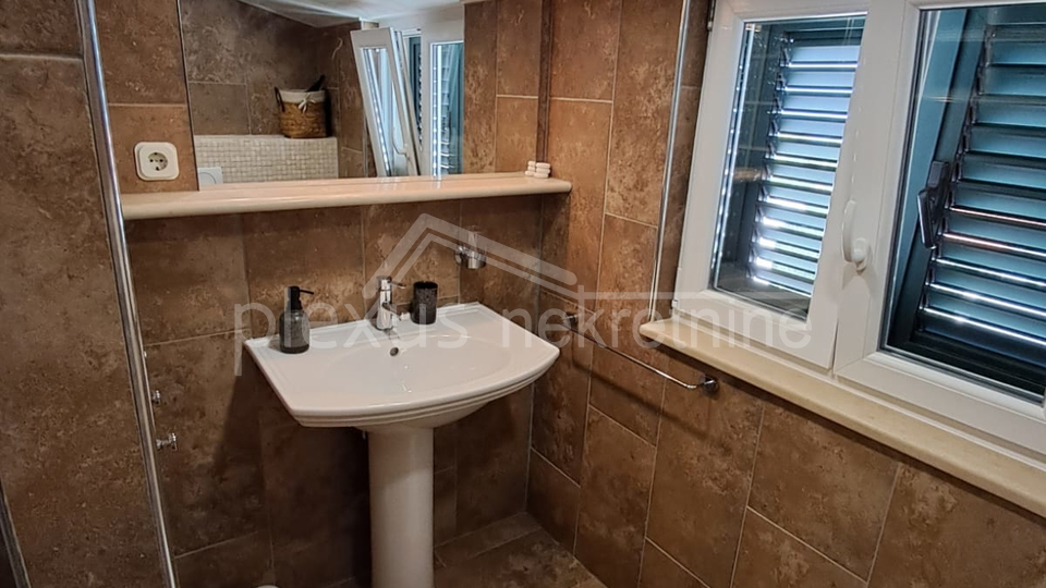 KUĆA S POGLEDOM NA MORE. TRI APARTMANA I PARKINGOM PRODAJE SE !