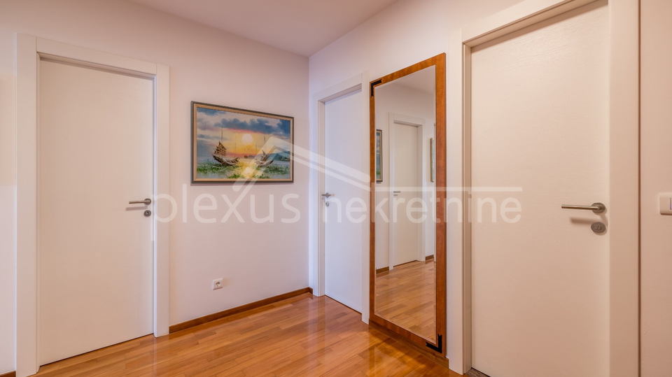 Prvi red do mora s prekrasnim pogledom i zatvorenom garažom