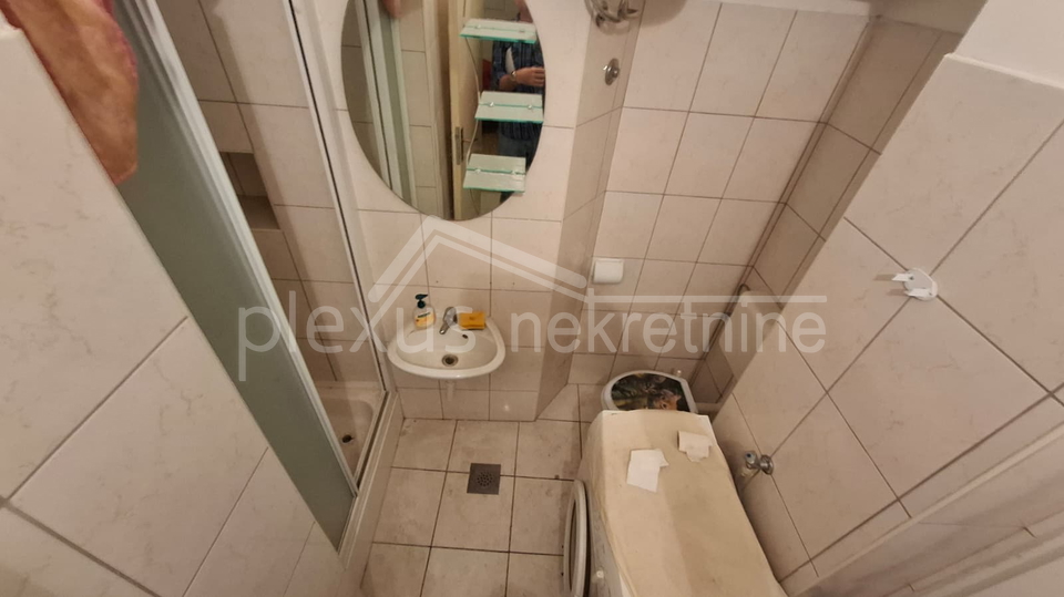 Prodajemo  dvosoban stan &lpar;56M2&rpar; u kamenoj ku&cacute;i  u centru grada na prvom katu sa pripadaju&cacute;om garsonijerom  &lpar;10m2&rpar; isklju&ccaron;ivo za stanovanje ili godi&scaron;nji najam