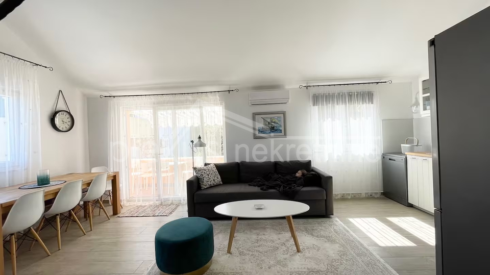&Scaron;olta&comma; Stomorska&colon; Trosoban stan - apartman s parkingom