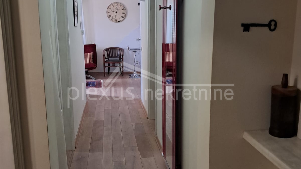 KUĆA S POGLEDOM NA MORE. TRI APARTMANA I PARKINGOM PRODAJE SE !