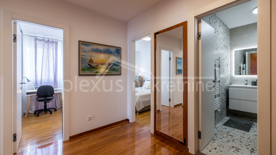 Prvi red do mora s prekrasnim pogledom i zatvorenom garažom