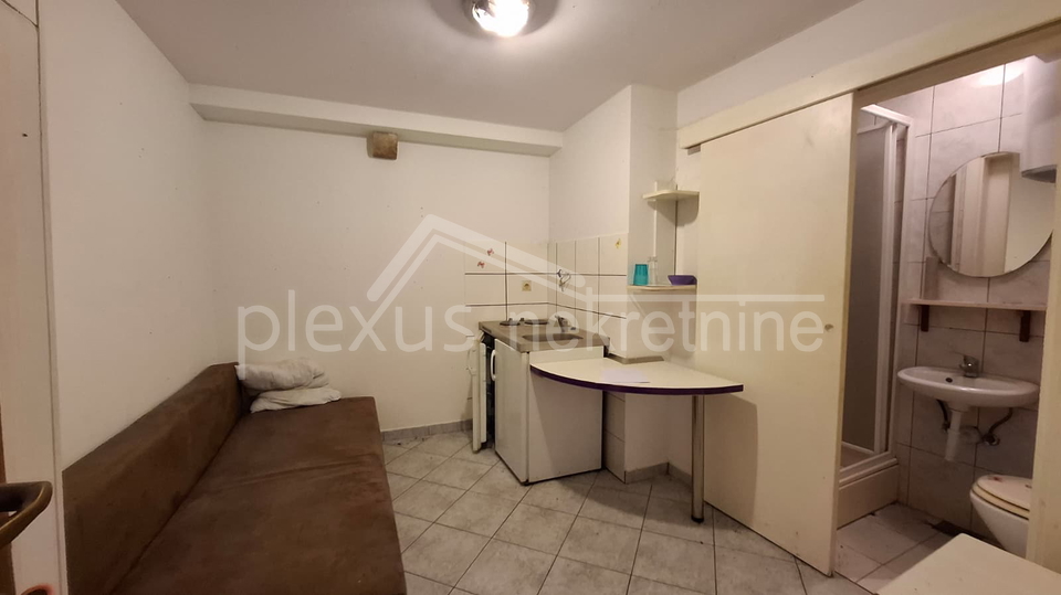 Prodajemo  dvosoban stan &lpar;56M2&rpar; u kamenoj ku&cacute;i  u centru grada na prvom katu sa pripadaju&cacute;om garsonijerom  &lpar;10m2&rpar; isklju&ccaron;ivo za stanovanje ili godi&scaron;nji najam