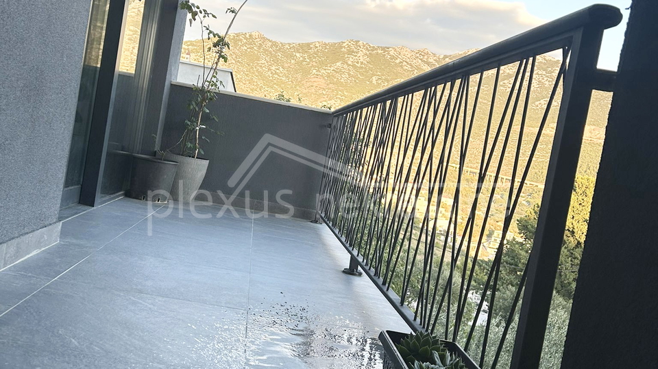 Prodajemo stan na Klisu 107 m2 + atelier 38m2 + parkirno mjesto, a može i zamjena za manji stan Split,Solin,Podstrana