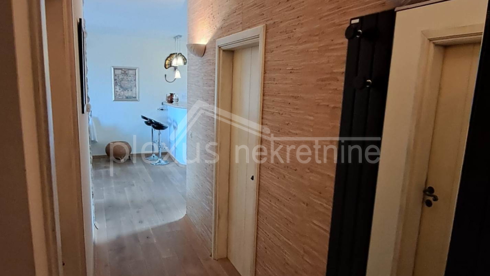 KUĆA S POGLEDOM NA MORE. TRI APARTMANA I PARKINGOM PRODAJE SE !