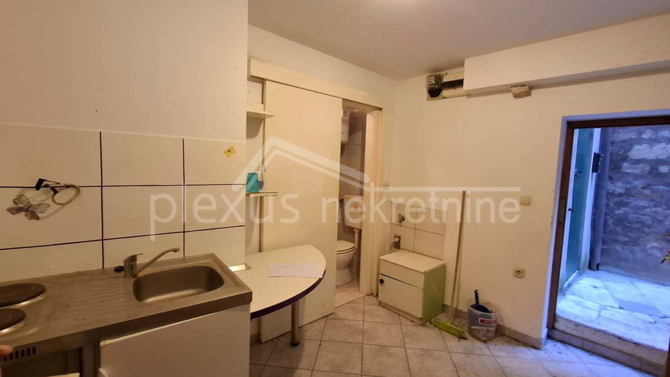 Prodajemo  dvosoban stan &lpar;56M2&rpar; u kamenoj ku&cacute;i  u centru grada na prvom katu sa pripadaju&cacute;om garsonijerom  &lpar;10m2&rpar; isklju&ccaron;ivo za stanovanje ili godi&scaron;nji najam