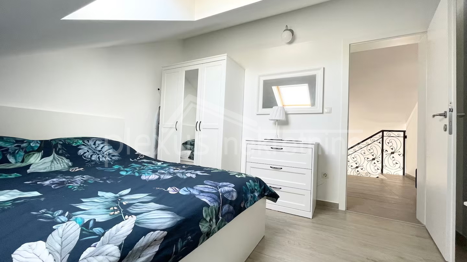 &Scaron;olta&comma; Stomorska&colon; Trosoban stan - apartman s parkingom