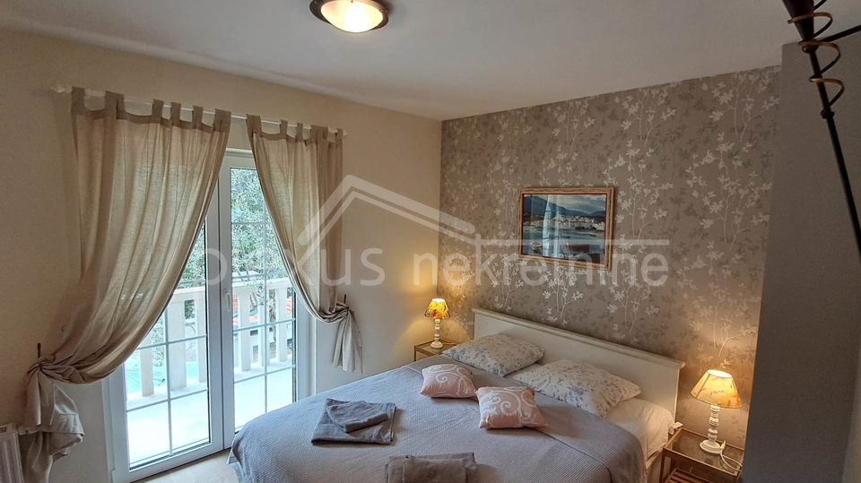 KUĆA S POGLEDOM NA MORE. TRI APARTMANA I PARKINGOM PRODAJE SE !