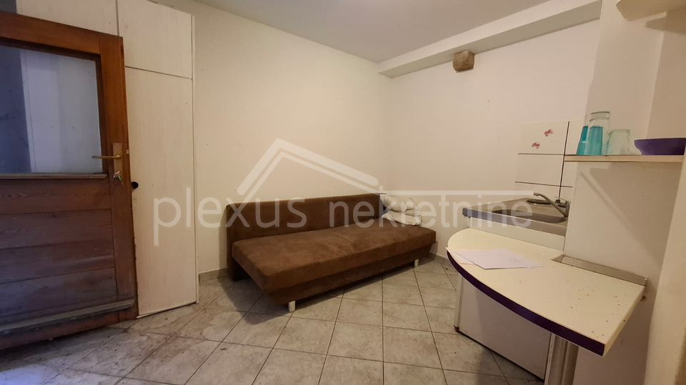 Prodajemo  dvosoban stan &lpar;56M2&rpar; u kamenoj ku&cacute;i  u centru grada na prvom katu sa pripadaju&cacute;om garsonijerom  &lpar;10m2&rpar; isklju&ccaron;ivo za stanovanje ili godi&scaron;nji najam