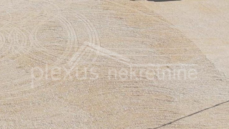 Iznajmljuje se u ograđeno građevinsko zemljište površine 900 m2 u Dujmovači.