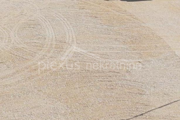 Iznajmljuje se u ograđeno građevinsko zemljište površine 900 m2 u Dujmovači.