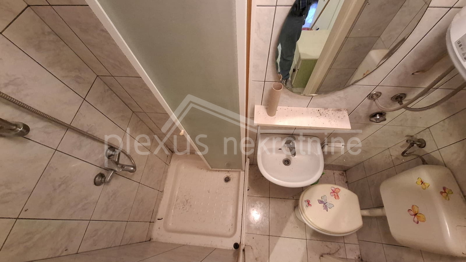 Prodajemo  dvosoban stan &lpar;56M2&rpar; u kamenoj ku&cacute;i  u centru grada na prvom katu sa pripadaju&cacute;om garsonijerom  &lpar;10m2&rpar; isklju&ccaron;ivo za stanovanje ili godi&scaron;nji najam