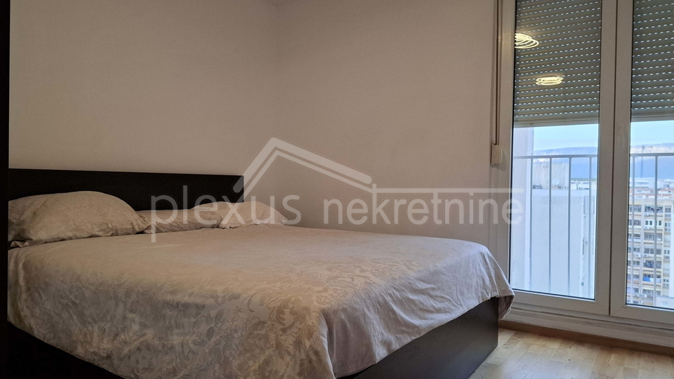 Three-bedroom apartment with parking space: Split, Mertojak, 96 m2