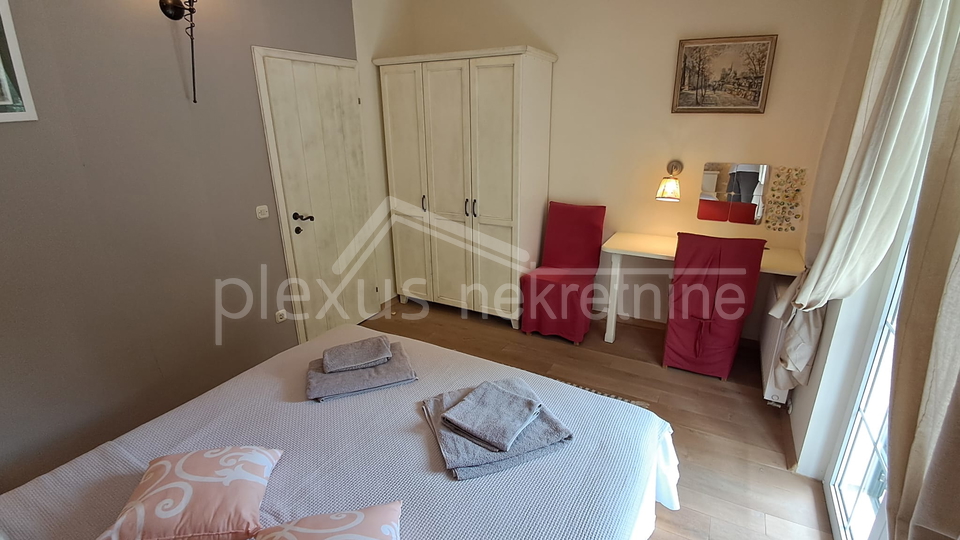 KUĆA S POGLEDOM NA MORE. TRI APARTMANA I PARKINGOM PRODAJE SE !