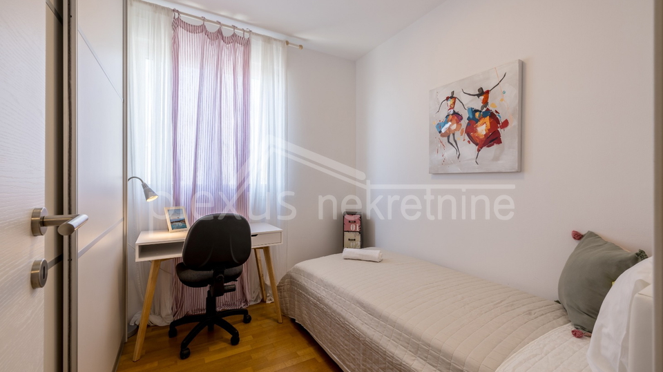 Prvi red do mora s prekrasnim pogledom i zatvorenom garažom