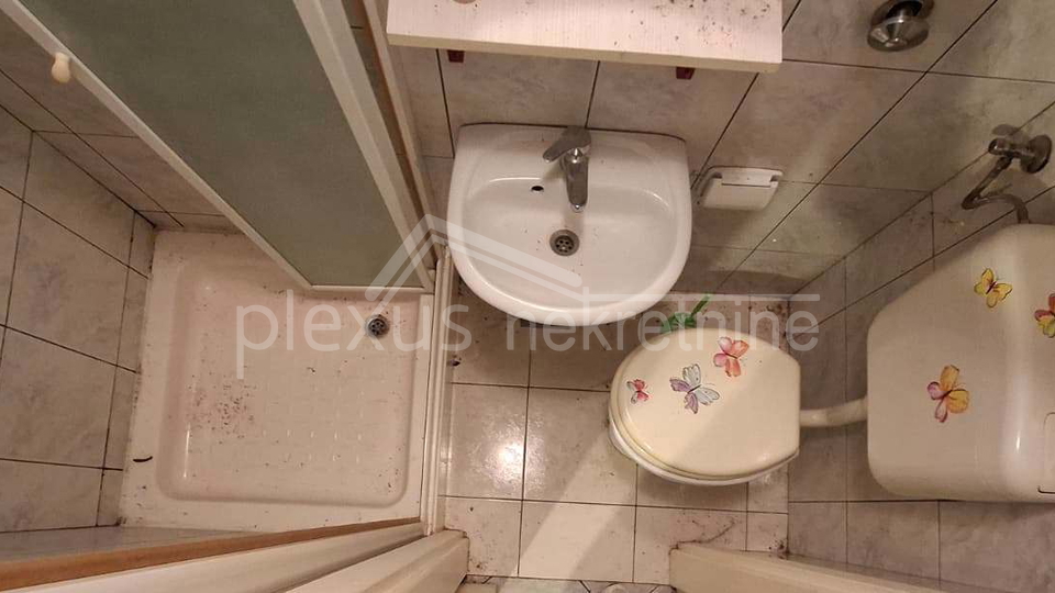 Prodajemo  dvosoban stan &lpar;56M2&rpar; u kamenoj ku&cacute;i  u centru grada na prvom katu sa pripadaju&cacute;om garsonijerom  &lpar;10m2&rpar; isklju&ccaron;ivo za stanovanje ili godi&scaron;nji najam