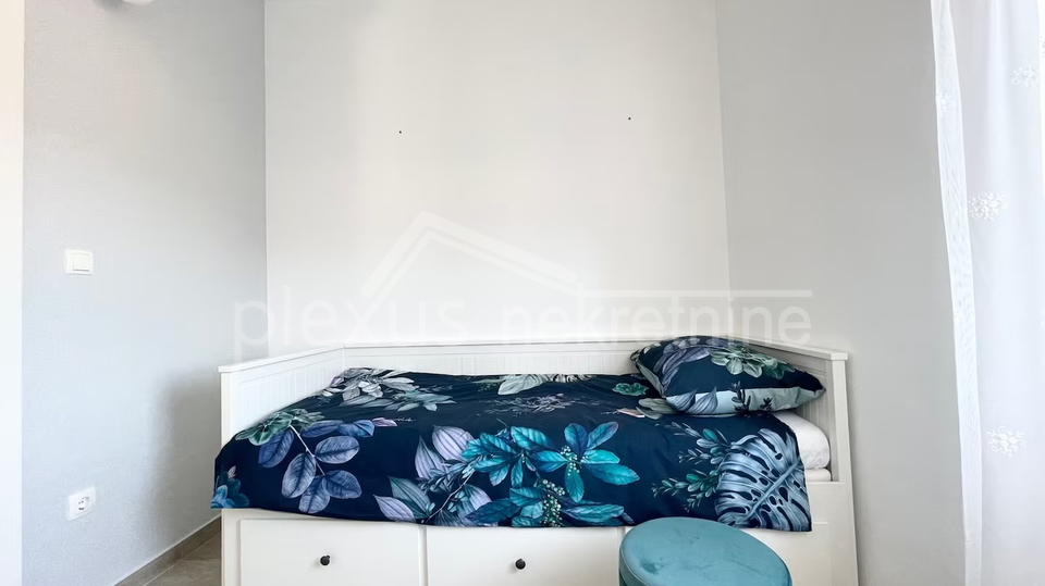 &Scaron;olta&comma; Stomorska&colon; Trosoban stan - apartman s parkingom