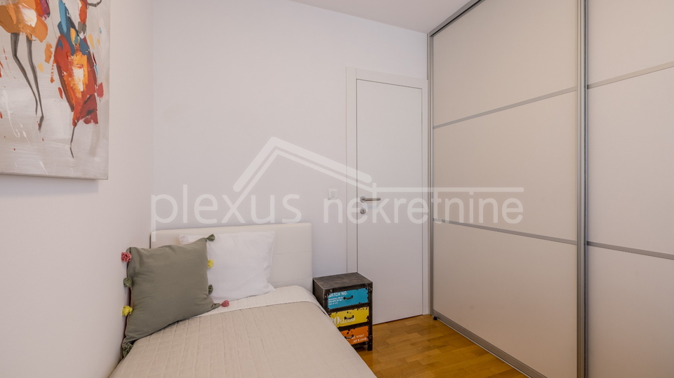 Prvi red do mora s prekrasnim pogledom i zatvorenom garažom