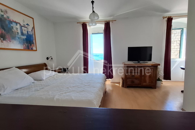 Apartman prvi red uz more prodajem ili mijenjam za veći u Splitu