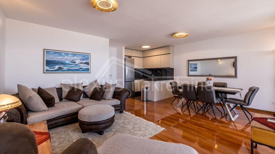 Prvi red do mora s prekrasnim pogledom i zatvorenom garažom